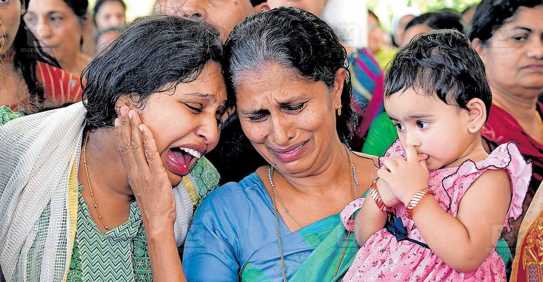 gianna-ann-jito-funeral ഹൃദയം നുറുങ്ങി: ബെംഗളുരുവിൽ സ്കൂൾ കെട്ടിടത്തിനു മുകളിൽ നിന്നു വീണുമരിച്ച പ്ലേ സ്കൂൾ വിദ്യാർഥിനി ജിയന്ന ആൻ ജിറ്റോയുടെ മൃതദേഹം പൊന്തൻപുഴ കരിമ്പനക്കുളം തിരുഹൃദയ പള്ളിയിൽ എത്തിച്ചപ്പോൾ പൊട്ടിക്കരയുന്ന അമ്മ ബിനിറ്റയെ ചേർത്തുപിടിച്ചിരിക്കുന്ന ബന്ധു. കുഞ്ഞനുജത്തി ജനീലിയ മരിയ സമീപം. ചിത്രം: മനോരമ