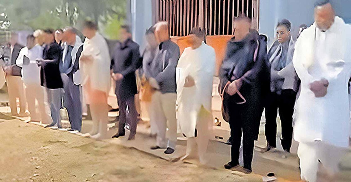 മെയ്തെയ് തീവ്രസംഘടനയായ ‘ആരംഭായ് തെംഗോൽ’, ഇംഫാലിലെ കാംഗ്ല കോട്ടയിൽ മണിപ്പൂരിലെ മന്ത്രിമാരെയും നിയമസഭാംഗങ്ങളെയുംകൊണ്ട് പ്രതിജ്ഞ എടുപ്പിച്ചപ്പോൾ (വിഡിയോ ദൃശ്യം.)