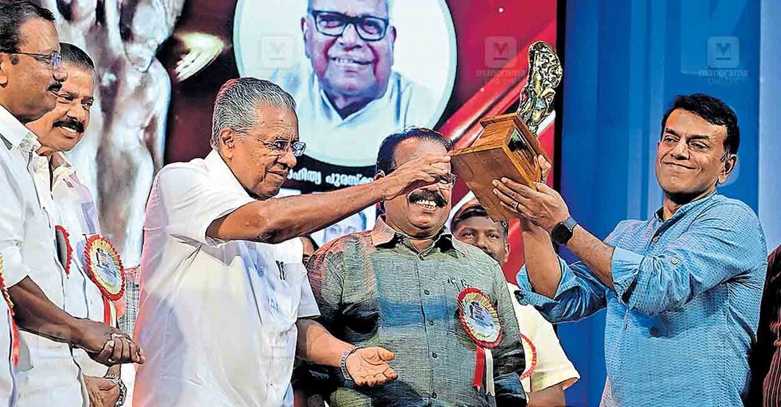 award-distribution കേരള കർഷക തൊഴിലാളി യൂണിയന്റെ ‘കർഷക തൊഴിലാളി’ മാസികയുടെ പ്രഥമ കേരള പുരസ്കാരം മുൻമുഖ്യമന്ത്രി വി.എസ്.അച്യുതാനന്ദന് വേണ്ടി മകൻ വി.എ.അരുൺകുമാർ തിരുവനന്തപുരത്ത് മുഖ്യമന്ത്രി പിണറായി വിജയനിൽ നിന്നു സ്വീകരിച്ചപ്പോൾ. എൻ.ചന്ദ്രൻ, എം.വി.ഗോവിന്ദൻ, ആനാവൂർ നാഗപ്പൻ തുടങ്ങിയവർ സമീപം. ചിത്രം: മനോരമ