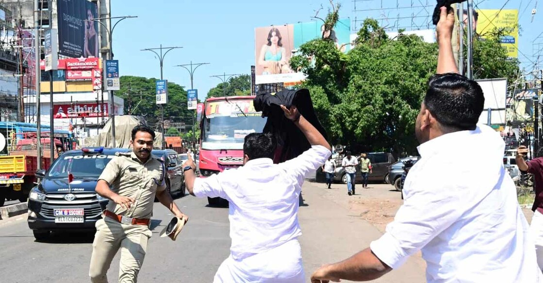 കണ്ണൂരിൽ മുഖ്യമന്ത്രിയുടെ വാഹനത്തിനു നേരെ യൂത്ത് കോൺഗ്രസ് പ്രവർത്തകർ കരിങ്കൊടി കാണിക്കുന്നു.