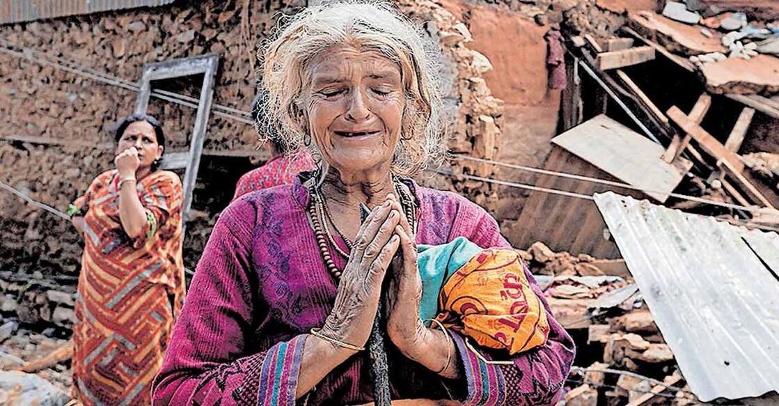 nepal-flood-9 നേപ്പാളിലെ കഠ്മണ്ഡുവിനു സമീപം വെള്ളപ്പൊക്കത്തിൽ ഒലിച്ചുപോയ വീടിനു മുന്നിൽ വിതുമ്പുന്ന വയോധിക. ചിത്രം: റോയിട്ടേഴ്സ്