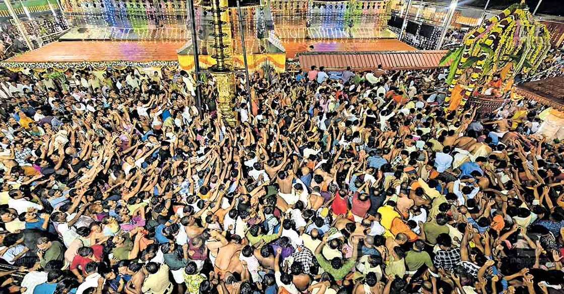 നവരാത്രി ആഘോഷത്തിന്റെ ഭാഗമായി കൊല്ലൂർ മൂകാംബിക ക്ഷേത്രത്തിൽ നടന്ന പുഷ്പ രഥോത്സവത്തിന് സമാപനംകുറിച്ച് 
രഥത്തിൽനിന്നു നാണയം എറിഞ്ഞപ്പോൾ ഭക്തരുടെ തിരക്ക്. ചിത്രം: അഭിജിത്ത് രവി/ മനോരമ ‎  
