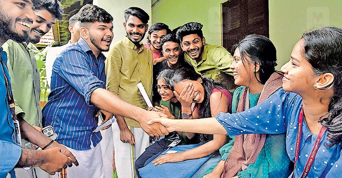 ഉറപ്പല്ലേ: എംജി സർവകലാശാലാ കോളജ് യൂണിയൻ തിരഞ്ഞെടുപ്പിനു മുന്നോടിയായി കോട്ടയം സിഎംഎസ് കോളജിൽ വോട്ട് അഭ്യർഥിക്കുന്ന വിദ്യാർഥികൾ. ചിത്രം: മനോരമ 