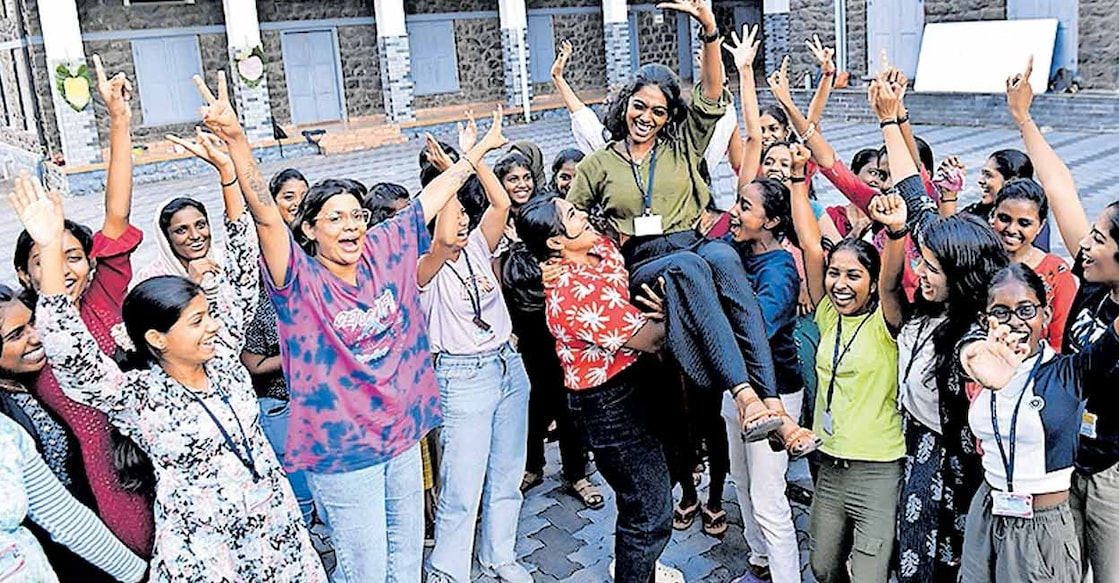 mg-university കോട്ടയം ബിസിഎം കോളജിൽ ചെയർമാൻ സ്ഥാനത്തേക്കു വിജയിച്ച നീഹാര ബി.ദേവിനെ എടുത്തുയർത്തുന്ന സുഹൃത്തുക്കൾ.