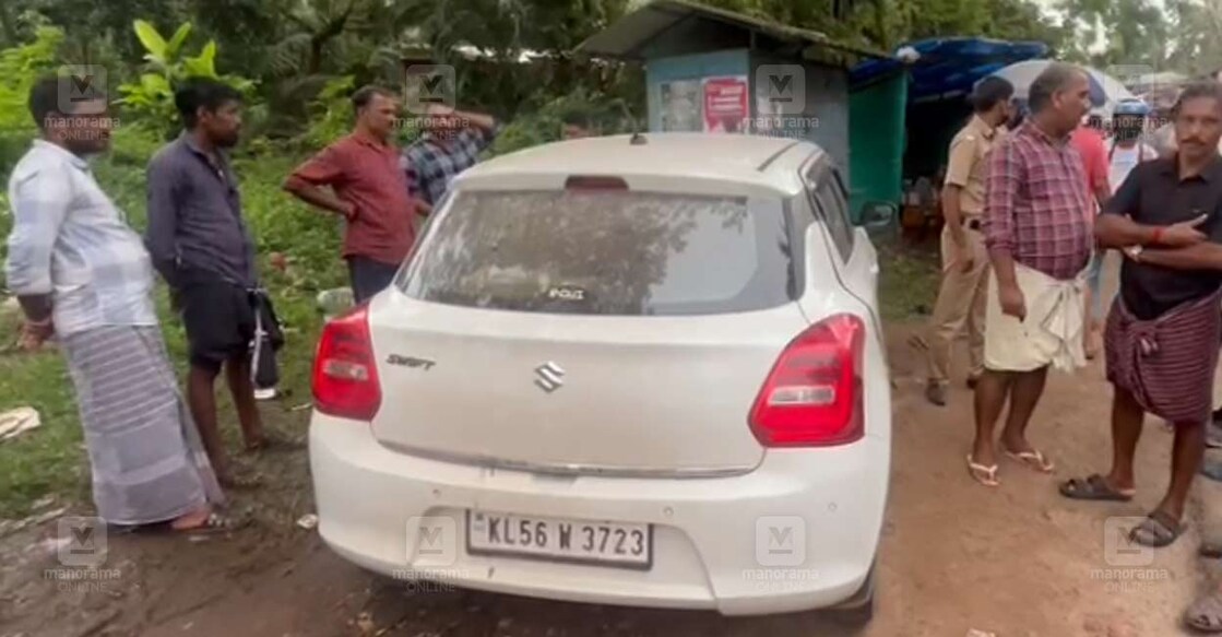 atm-cash-stolen-kozhikode-1910 എടിഎമ്മിൽ നിറയ്ക്കാനായി കൊണ്ടുപോയ 25 ലക്ഷം രൂപ കൊണ്ടുപോയ കാർ.