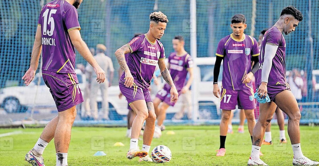 kerala-blasters കേരള ബ്ലാസ്റ്റേഴ്സ് ടീം കൊൽക്കത്തയിൽ പരിശീലനത്തിനിടെ. ചിത്രം: സലിൽ ബേറ / മനോരമ