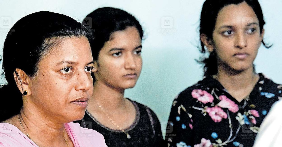 naveen-babu-family കെ.നവീൻ ബാബുവിന്റെ പത്തനംതിട്ട മലയാലപ്പുഴയിലെ വീട്ടിൽ ഭാര്യ ഡി.മഞ്ജുഷയും മക്കളായ നിരുപമയും നിരഞ്ജനയും ചിത്രം: ഹരിലാല്/മനോരമ