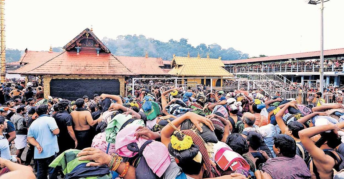 ഭക്തനിറവിൽ: ശബരിമല ദർശനത്തിനായി തിരുമുറ്റത്തും മേൽപാലത്തിലും തിങ്ങിനിറഞ്ഞു നിൽക്കുന്ന തീർഥാടകർ. 6 മണിക്കൂറിലേറെ കാത്തുനിന്നാണ് ഭക്തർ പതിനെട്ടാംപടി കയറിയത്.