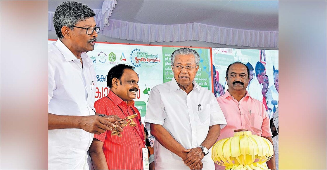 തീപ്പെട്ടിയുണ്ടോ സഖാവേ:  ‘ശുചിത്വ കേരളം സുസ്ഥിര കേരളം’ സംസ്ഥാനതല ഉദ്ഘാടനം കൊട്ടാരക്കരയിൽ നിർവഹിക്കാനെത്തിയ മുഖ്യമന്ത്രി പിണറായി വിജയൻ മൺചെരാത് കത്തിക്കാൻ തീപ്പെട്ടിക്കായി കാത്തു നിൽക്കുന്നു. 