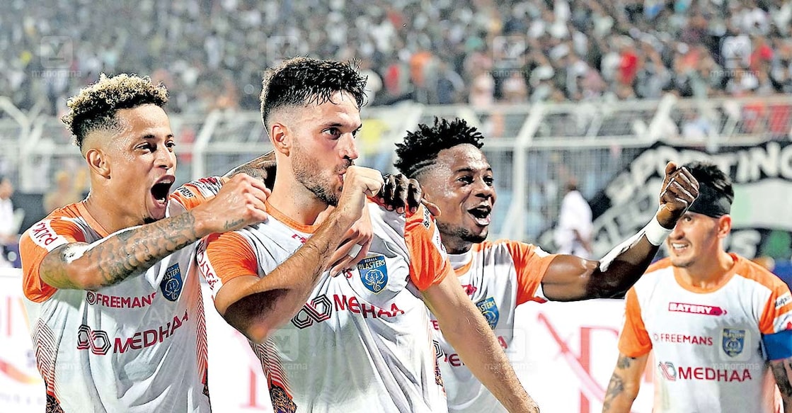 kerala-blasters കൊൽക്കത്തയിൽ മുഹമ്മദൻസിനെതിരെ ഗോൾനേടിയ കേരള ബ്ലാസ്റ്റേഴ്സ് സ്ട്രൈക്കർ ഹെസൂസ്
ഹിമെനെയുടെ(നടുവിൽ) ആഹ്ലാദം. നോവ സദൂയി (ഇടത്), ക്വാമെ പെപ്ര എന്നിവർ സമീപം.
ചിത്രം: സലിൽ ബേറ / മനോരമ