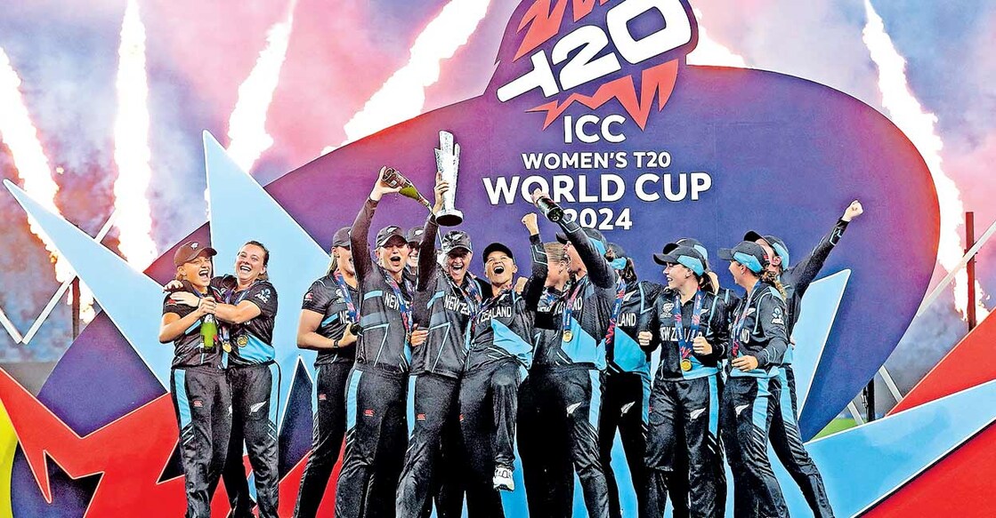 newzealand-champions വനിതാ ട്വന്റി20 ലോകകപ്പ് ജേതാക്കളായ ന്യൂസീലൻഡ് ടീം ട്രോഫിയുമായി ആഹ്ലാദത്തിൽ.