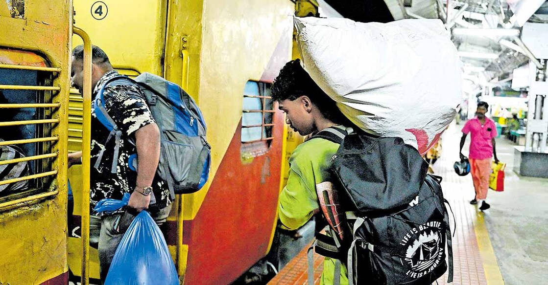 ദേശീയ ജൂനിയർ അത്‍ലറ്റിക് ചാംപ്യൻഷിപ് മാറ്റി വച്ചതിനെ തുടർന്ന് ഭുവനേശ്വറിലേക്കുള്ള യാത്രയ്ക്കിടെ കോട്ടയം റെയിൽവേ സ്റ്റേഷനിൽ ഇറങ്ങിയ വെള്ളായണി അയ്യങ്കാളി മെമ്മോറിയൽ ഗവ മോഡൽ റസിഡൻഷ്യൽ സ്കൂളിലെ പരിശീലകൻ എ.ഷംനാദും കായിക താരം മനു ഗോപിയും തിരുവനന്തപുരത്തേയ്ക്ക് മടങ്ങാനായി മറ്റൊരു ട്രെയിനിൽ കയറുന്നു. കേരള ടീമംഗങ്ങൾക്കുള്ള ട്രാക്ക് സ്യൂട്ടാണ് ഇവരുടെ കയ്യിൽ. ചിത്രം: റിജോ ജോസഫ് / മനോരമ