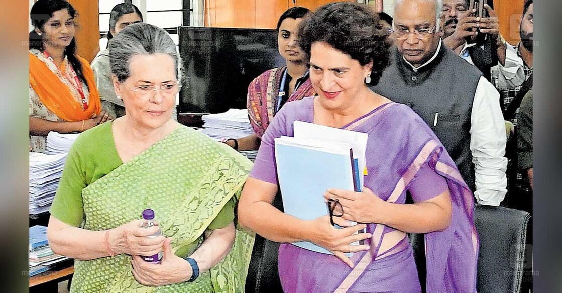 sonia-gandhi-priyanka-gandhi കൽപറ്റയിൽ നാമനിർദേശപത്രിക നൽകിയ ശേഷം വയനാട്ടിലെ യുഡിഎഫ് സ്ഥാനാർഥി പ്രിയങ്ക ഗാന്ധി അമ്മ സോണിയ ഗാന്ധിക്കൊപ്പം മടങ്ങുന്നു. കോൺഗ്രസ് അധ്യക്ഷൻ മല്ലികാർജുൻ ഖർഗെ സമീപം. ചിത്രം: മനോരമ