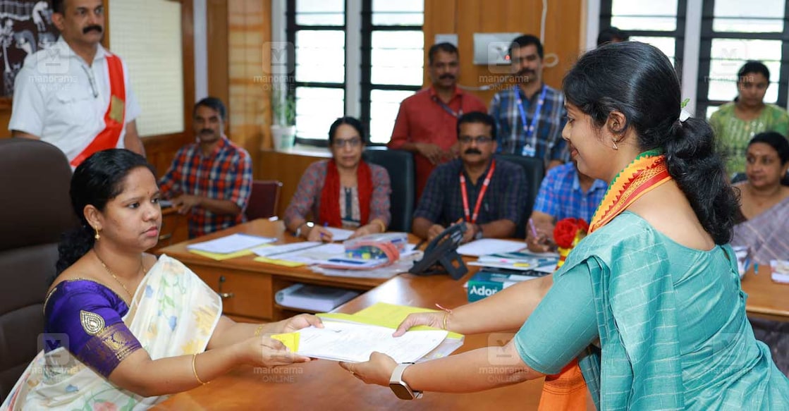 navya-haridas-wayanad വയനാട് എൻഡിഎ സ്ഥാനാർഥി നവ്യ ഹരിദാസ് നാമനിർദേശ പത്രിക സമർപ്പിക്കുന്നു. (Photo-Special Arrangement)