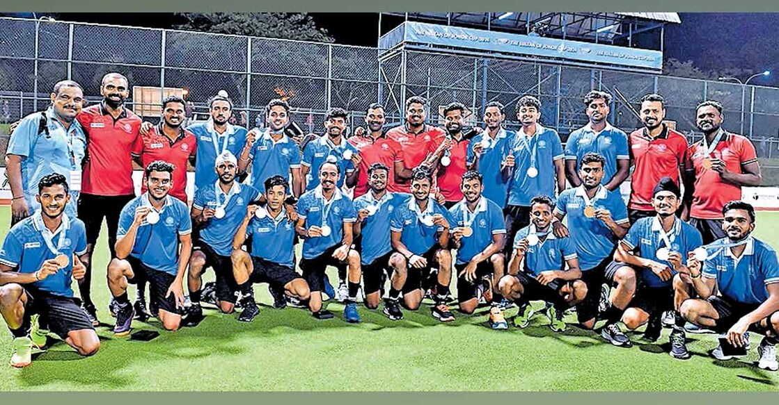 india-junior-hocky-team സുൽത്താൻ ഓഫ് ജോഹർ കപ്പിൽ വെങ്കലം നേടിയ ഇന്ത്യൻ പുരുഷ ജൂനിയർ ഹോക്കി ടീം.
