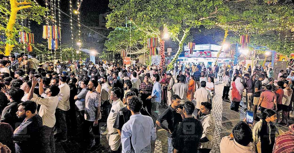 മലയാളമനോരമ ഹോർത്തൂസ് കലാസാഹിത്യോത്സവത്തെ വരവേറ്റ് കോഴിക്കോട്. കടപ്പുറത്തെ വേദിയിൽ സജീവമായ പുസ്തകശാലയും ബിനാലെ പവിലിയനും കാണാനും സാംസ്കാരിക പരിപാടികൾ ആസ്വദിക്കാനും വൻജനത്തിരക്കാണ് അനുഭവപ്പെടുന്നത്. ഇന്നലെ വൈകിട്ടത്തെ കാഴ്ച. ചിത്രം: മനോരമ