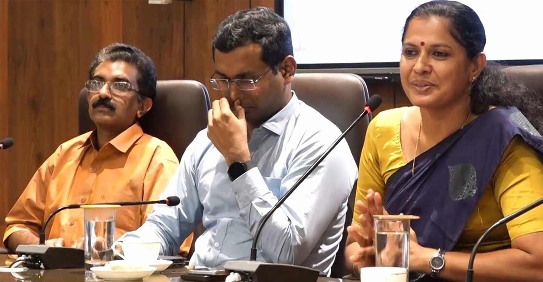 യാത്രയയപ്പ്: യാത്രയയപ്പു യോഗത്തിൽ കണ്ണൂർ ജില്ലാ പഞ്ചായത്ത് പ്രസിഡന്റ് പി.പി.ദിവ്യ പ്രസംഗിക്കുന്നു. എഡിഎം കെ.നവീൻ ബാബു (ഇടത്), കലക്ടർ അരുൺ കെ.വിജയൻ എന്നിവർ സമീപം.യാത്രയയപ്പ് യോഗത്തിൽ പി.പി ദിവ്യ പരസ്യവിമർശനം നടത്തിയതിനെതുടർന്ന് നവീൻ ബാബു ജീവനൊടുക്കുകയായിരുന്നു (ഫയൽ ചിത്രം)