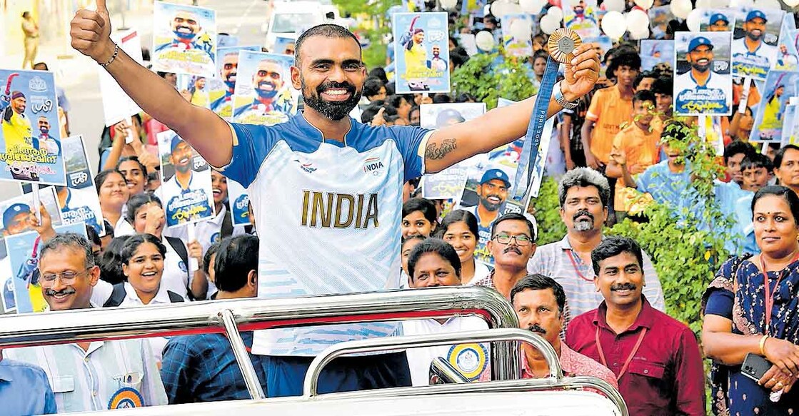 തിരുവനന്തപുരത്ത് സംസ്ഥാന സർക്കാർ നൽകിയ സ്വീകരണ ചടങ്ങിൽ പി.ആർ.ശ്രീജേഷിനെ തുറന്ന ജീപ്പിൽ വേദിയിലേക്ക് ആനയിക്കുന്നു. ചിത്രം: ജെ.സുരേഷ്/ മനോരമ