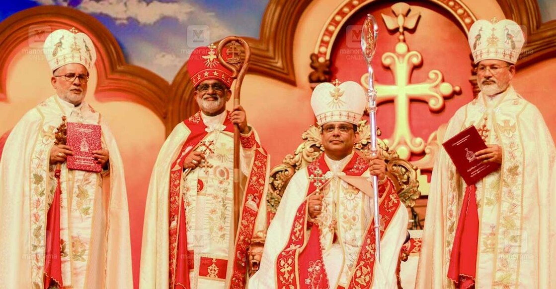 mar-thoams-tarayil അതിരൂപതയുടെ ആർച്ച് ബിഷപ്പായി മാർ തോമസ് തറയിലിനെ അഭിഷിക്തനാക്കുന്നു. മാർ റാഫേൽ തട്ടിൽ, മാർ ജോസഫ് പെരുന്തോട്ടം, മാർ ജോസഫ് കല്ലറങ്ങാട്ട് എന്നിവർ സമീപം. ചിത്രം: ജിൻസ് മൈക്കിൾ/മനോരമ