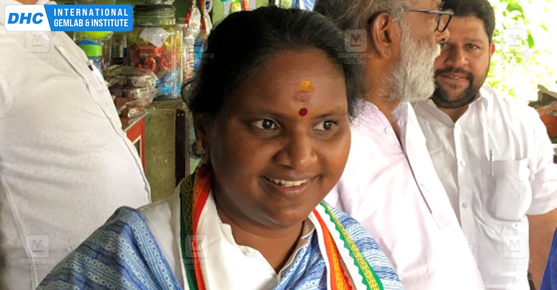 രമ്യ ഹരിദാസ് ചേലക്കരയിൽ തിരഞ്ഞെടുപ്പ് പ്രചാരണത്തിനിടെ (ചിത്രം – വിനയ് ഉണ്ണി/ മനോരമ)