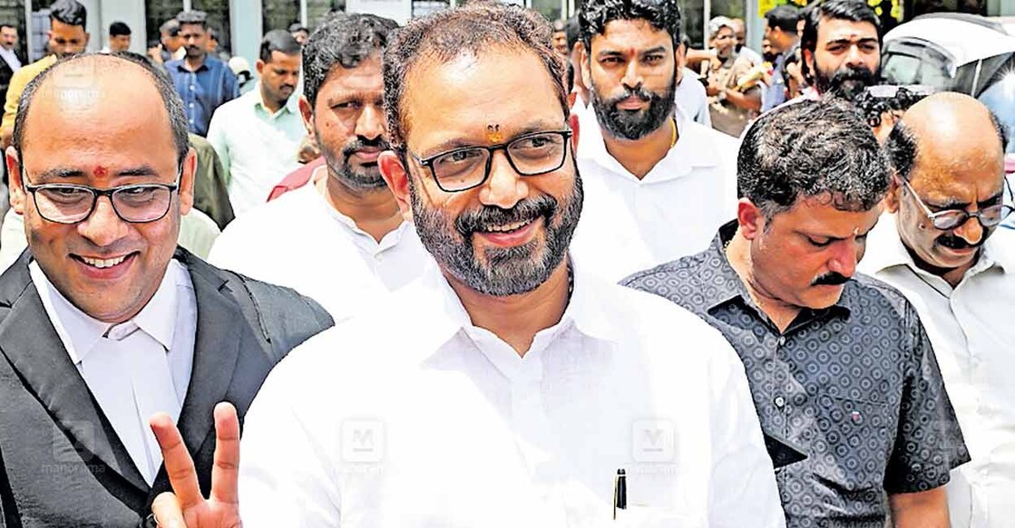 k-surendran-21 മഞ്ചേശ്വരം നിയമസഭ തിരഞ്ഞെടുപ്പ് കോഴക്കേസിൽ കുറ്റവിമുക്തനായ ബിജെപി സംസ്ഥാന പ്രസിഡന്റ് കെ.സുരേന്ദ്രൻ കാസർകോട് ജില്ലാ പ്രിൻസിപ്പൽ സെഷൻസ് കോടതിയിൽനിന്നു പുറത്തേക്ക് വരുന്നു. ചിത്രം: മനോരമ