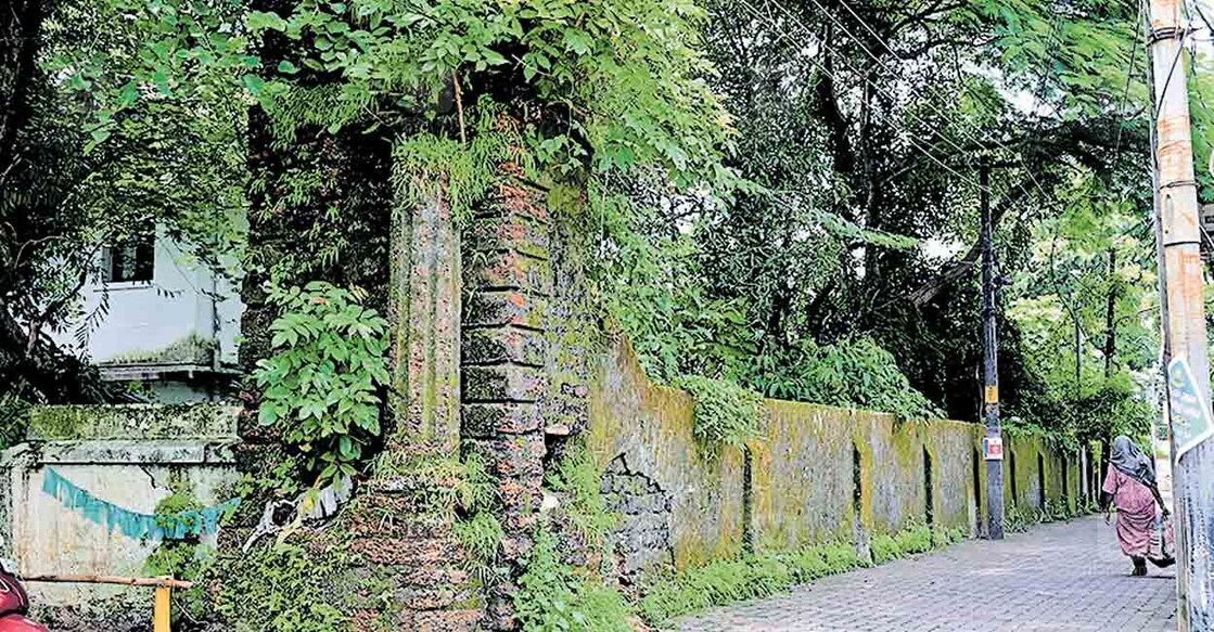 wall-picture ഫോർട്ടുകൊച്ചി വെളിമൈതാനത്തിനടുത്ത് ഓടത്തപ്പടിയിൽ അവശേഷിക്കുന്ന ചെങ്കൽത്തൂണ്. ചിത്രം: ഇ.വി.ശ്രീകുമാർ / മനോരമ