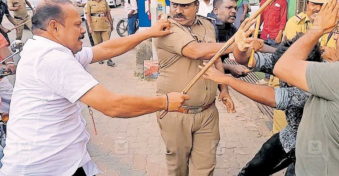ആലപ്പുഴയിൽ നവകേരള ബസിനു നേരെ മുദ്രാവാക്യം വിളിച്ച യൂത്ത് കോൺഗ്രസ് പ്രവർത്തകരെ മുഖ്യമന്ത്രിയുടെ പൈലറ്റ് വാഹനത്തിൽനിന്ന് ചാടിയിറങ്ങിയ ഗൺമാനും സുരക്ഷാ ഉദ്യോഗസ്ഥരും മർദിക്കുന്നതിന്റെ ദൃശ്യം
