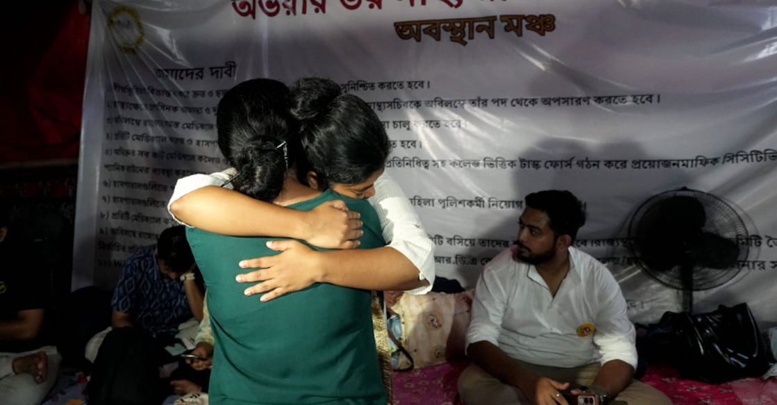 kolkata-hunger-strike-doctors കൊൽക്കത്തയിൽ ജൂനിയർ ഡോക്ടർമാരുടെ നിരാഹാര സമര വേദിയിൽ നിന്ന് (Photo : PTI10_05_2024_000445A)