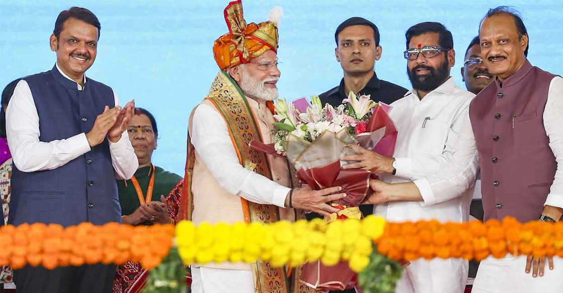 fadnavis-modi-ajit-pawar-eknath-shinde മഹാരാഷ്ട്രയിലെ വിവിധ വികസന പദ്ധതികൾക്ക് തറക്കല്ലിടാൻ എത്തിയ പ്രധാനമന്ത്രി നരേന്ദ്രമോദിക്കൊപ്പം മുഖ്യമന്ത്രി ഏക്നാഥ് ഷിൻഡെ ഉപമുഖ്യമന്ത്രിമാരായ ദേവേന്ദ്ര ഫഡ്നാവിസ്, അജിത് പവാർ എന്നിവർ (File Photo: PTI )