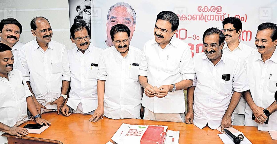കേരള കോൺഗ്രസ് ജന്മദിനാഘോഷത്തോടനുബന്ധിച്ചു കോട്ടയത്ത് കേരള കോൺഗ്രസ് (എം) ചെയർമാൻ ജോസ് കെ.മാണി എംപി കേക്ക് മുറിക്കുന്നതിനുള്ള ഒരുക്കത്തിൽ. പ്രമോദ് നാരായൺ എംഎൽഎ, മുഹമ്മദ് ഇക്ബാൽ, സെബാസ്റ്റ്യൻ കുളത്തുങ്കൽ എംഎൽഎ, തോമസ് ചാഴികാടൻ, സ്റ്റീഫൻ ജോർജ്, ഗവ. ചീഫ് വിപ്  എൻ.ജയരാജ്, പ്രഫ. ലോപ്പസ് മാത്യു, ജോബ് മൈക്കിൾ എംഎൽഎ എന്നിവർ സമീപം. ചിത്രം: മനോരമ  