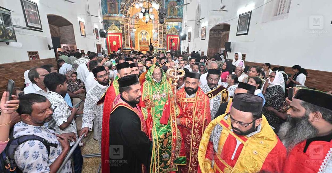 Catholicos Baselios Thomas I കാലം ചെയ്ത ശ്രേഷ്ഠ ബസേലിയോസ് തോമസ് പ്രഥമൻ ബാവായുടെ ഭൗതികശരീരം കോതമംഗലം ചെറിയ പള്ളിയിൽനിന്ന് വലിയ പള്ളിയിലേക്ക് കൊണ്ടുപോകുന്നു. ചിത്രം: ജിബിൻ ചെമ്പോല / മനോരമ