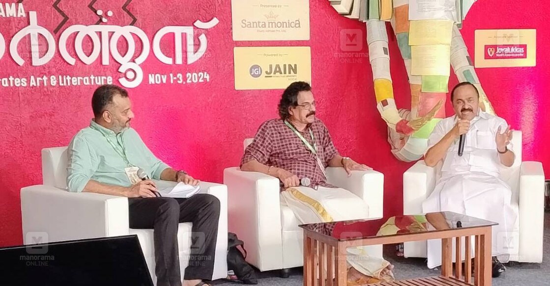 മലയാള മനോരമ കലാസാഹിത്യോത്സവമായ ഹോർത്തൂസിലെ വേദി അഞ്ച് അമൃതിൽ നടക്കുന്ന പക്ഷമില്ലാത്ത വായനയിൽ പങ്കെടുക്കുന്ന വി.ഡി.സതീശൻ, സി.വി.ബാലകൃഷ്ണൻ, സണ്ണി ജോസഫ് എന്നിവർ. ചിത്രം∙ മനോരമ

