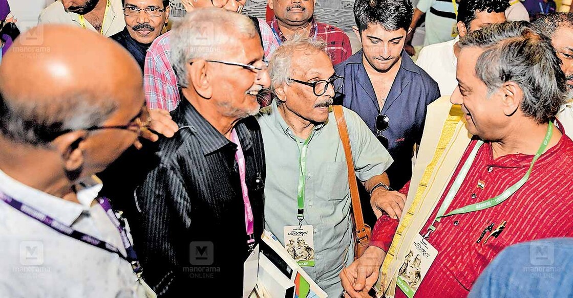 മനോരമയുടെ കലാസാഹിത്യോൽസവമായ ഹോർത്തൂസിന്റെ ഡയറക്ടർ കൂടിയായ എഴുത്തുകാരൻ എൻ.എസ്.മാധവന് എഴുത്തച്ഛൻ പുരസ്കാരം ലഭിച്ചതറിഞ്ഞ എം.മുകുന്ദൻ, ശശി തരൂർ എംപി എന്നിവർ കോഴിക്കോട്ടെ ഹോർത്തൂസ് വേദിയിൽ വച്ച് അഭിനന്ദിച്ചപ്പോൾ. മലയാള മനോരമ എഡിറ്റോറിയൽ ഡയറക്ടർ ജോസ് പനച്ചിപ്പുറം, മനോരമ ന്യൂസ് ന്യൂസ് ഡയറക്ടർ ജോണി ലൂക്കോസ് എന്നിവർ സമീപം. 