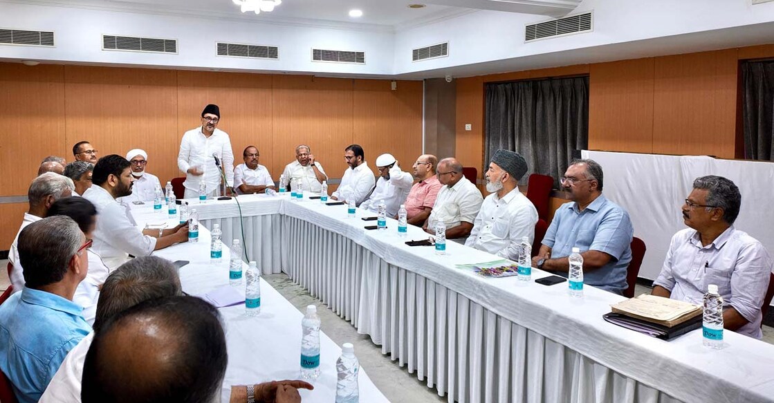 കോഴിക്കോട്ട് വിളിച്ചുചേർത്ത മുസ്‌ലിം സംഘടനാ പ്രതിനിധികളുടെ യോഗത്തിൽ സയ്യിദ് സാദിഖലി ശിഹാബ് തങ്ങൾ അധ്യക്ഷത വഹിച്ച് സംസാരിക്കുന്നു.