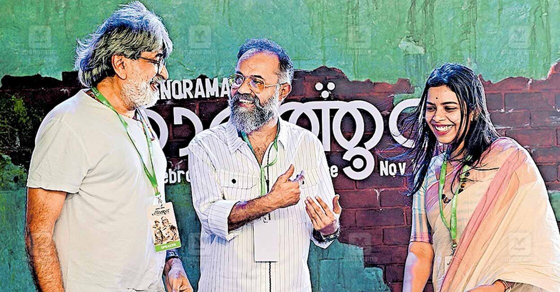 കോഴിക്കോട് കടപ്പുറത്ത് നടക്കുന്ന മനോരമ ഹോർത്തൂസ് കലാസാഹിത്യോത്സവത്തിൽ ‘കാഴ്ചയും എഴുത്തും: സർഗാനുഭവങ്ങളുടെ രണ്ടു ലോകങ്ങൾ’ എന്ന വിഷയത്തിൽ നടന്ന സംവാദത്തിനെത്തിയ സംവിധായകനും ഛായാഗ്രാഹകനുമായ വേണു, എഴുത്തുകാരൻ ഉണ്ണി.ആർ, ചർച്ച നിയന്ത്രിച്ച പൂജ പ്രിയദർശിനി എന്നിവർ വേദിയിൽ. ചിത്രം: മനോരമ 
