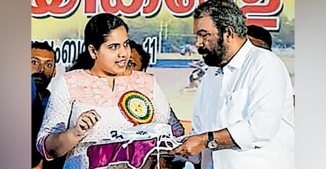 arya-rajendran-sivankutty സംസ്ഥാന സ്കൂൾ കായികമേളയുടെ പതാക മന്ത്രി വി.ശിവൻകുട്ടി തിരുവനന്തപുരം മേയർ ആര്യ രാജേന്ദ്രനു കൈമാറുന്നു.