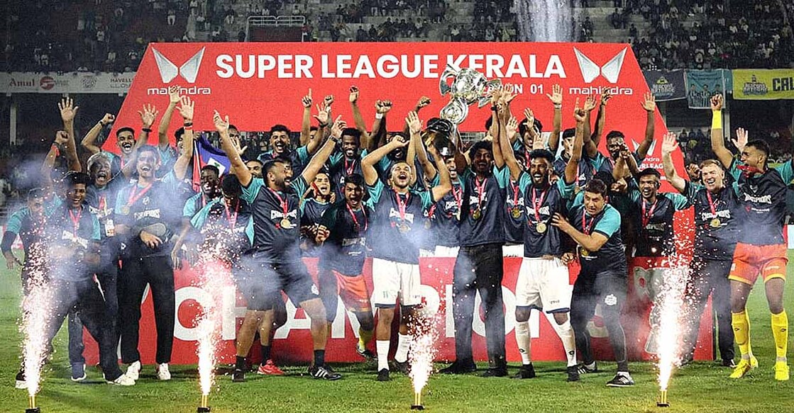 കാലിക്കറ്റ് എഫ്‍സി താരങ്ങൾ കിരീടവുമായി (സൂപ്പർ ലീഗ് കേരള പങ്കുവച്ച ചിത്രം)