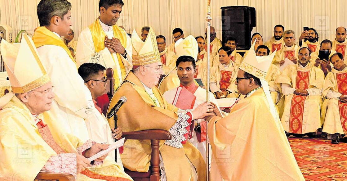 ദൈവനിയോഗം... കണ്ണൂർ രൂപതയുടെ പ്രഥമ സഹായമെത്രാനായി അഭിഷിക്തനായ ഡോ.ഡെന്നിസ് 
കുറുപ്പശേരിക്ക് ആർച്ച് ബിഷപ് ഡോ. സാൽവത്തോറെ പെനാക്യോ അംശവടി കൈമാറുന്നു. 
ബോംബെ ആർച്ച് ബിഷപ് കർദിനാൾ ഓസ്വാൾഡ് ഗ്രേഷ്യസ് സമീപം.  ചിത്രം:സമീർ എ.ഹമീദ് / മനോരമ  