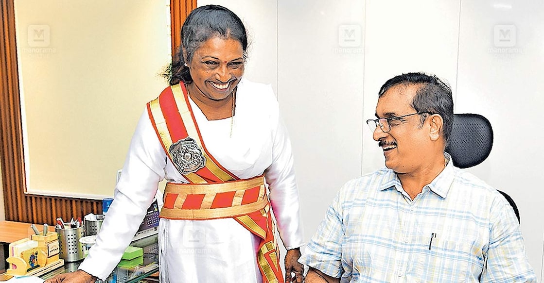 k-siji കേരളത്തിലെ ആദ്യ വനിത ഡഫേദാറായി ആലപ്പുഴ കലക്ടറേറ്റിൽ ചുമതലയേറ്റ കെ. സിജി കലക്ടർ അലക്സ് വർഗീസിനൊപ്പം.
ചിത്രം: മനോരമ