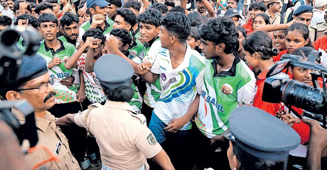 കൊച്ചിയിൽ നടന്ന സംസ്ഥാന സ്കൂൾ കായികമേളയിൽ സ്കൂൾ വിഭാഗം ഓവറോൾ ചാംപ്യൻഷിപ്പിൽ സ്പോർട്സ് സ്കൂളായ തിരുവനന്തപുരം ജിവി രാജയ്ക്കു രണ്ടാം സ്ഥാനം നൽകിയതിനെതിരെ കോതമംഗലം മാർ ബേസിൽ എച്ച്എസ്എസിലെയും തിരുനാവായ നവാമുകുന്ദ എച്ച്എസ്എസിലെയും വിദ്യാർഥികൾ പ്രതിഷേധിച്ചപ്പോൾ. 