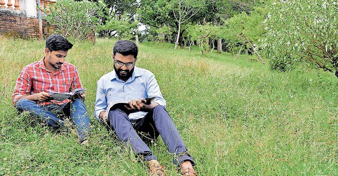 ഉല്ലാസ് ബി.രാജും ആർ.ബി അരുൺ രാജും കനകക്കുന്നിൽ. ചിത്രം: ജെ.സുരേഷ്/ മനോരമ