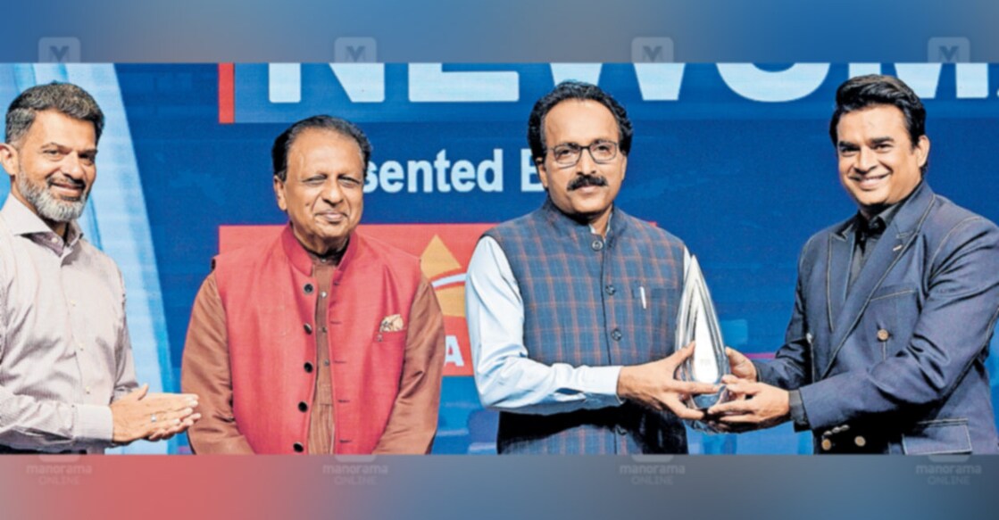dr-s-somanath-r-madhavan1 വാർത്താതാരം: മനോരമ ന്യൂസ് ‘ന്യൂസ്മേക്കർ’ പുരസ്കാരം മുംബൈയിൽ ഐഎസ്ആർഒ ചെയർമാൻ ഡോ. എസ്. സോമനാഥിന് നടൻ ആർ.മാധവൻ സമ്മാനിക്കുന്നു. മലയാള മനോരമ എക്സിക്യുട്ടീവ് എഡിറ്ററും എംഎംടിവി ഡയറക്ടറുമായ ജയന്ത് മാമ്മൻ മാത്യു, കെഎൽഎം ആക്സിവ ചെയർമാൻ ടി.പി.ശ്രീനിവാസൻ എന്നിവർ സമീപം. ചിത്രം: മനോരമ