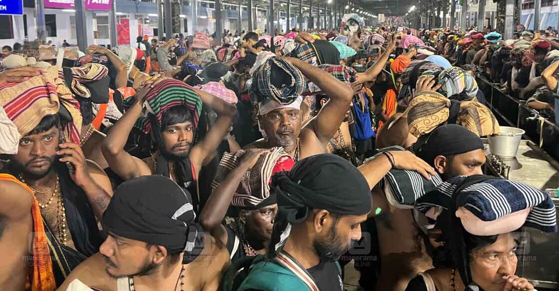 പുലർച്ചെ 3 ന് നട തുറന്നപ്പോൾ പതിനെട്ടാംപടി കയറാൻ  വലിയ നടപ്പന്തലിൽ  കാത്തു നിൽക്കുന്ന തീർഥാടകർ. 530 ആയപ്പോഴേക്കും നടപ്പന്തൽ കാലിയായി. ചിത്രം: മനോരമ