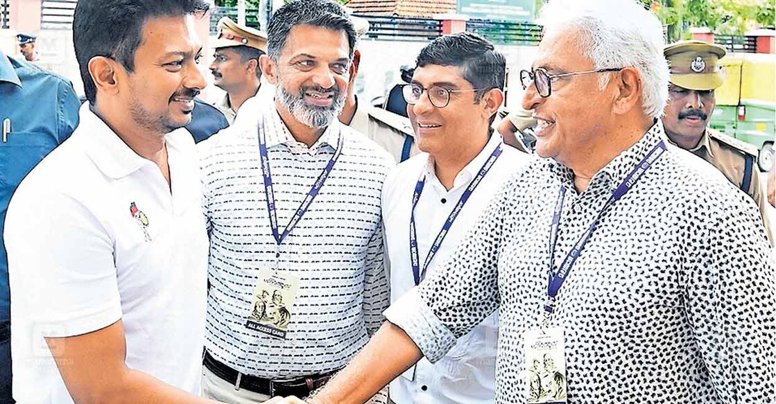 കോഴിക്കോട്ടു നടക്കുന്ന മലയാള മനോരമ ഹോർത്തൂസ് കലാസാഹിത്യോത്സവത്തിനെത്തിയ തമിഴ്നാട് ഉപമുഖ്യമന്ത്രി ഉദയനിധി സ്റ്റാലിനെ മനോരമ മാനേജിങ് എഡിറ്റർ ജേക്കബ് മാത്യു സ്വീകരിക്കുന്നു. മനോരമ എക്സിക്യൂട്ടീവ് എഡിറ്റർ ജയന്ത് മാമ്മൻ മാത്യു, ചീഫ് റസിഡന്റ് എഡിറ്റർ ഹർഷ മാത്യു എന്നിവർ സമീപം. 