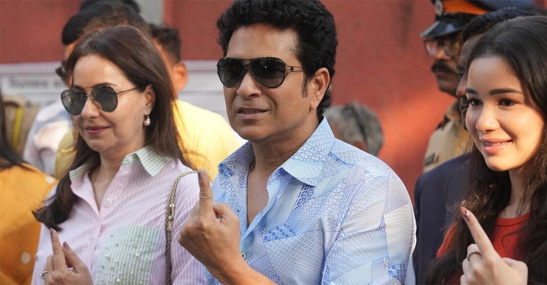 sachin-tendulkar-family-vote-maharashtra മഹാരാഷ്ട്ര നിയമസഭാ തിരഞ്ഞെടുപ്പിൽ വോട്ട് രേഖപ്പെടുത്തിയ ശേഷം പുറത്തിറങ്ങിയ മുൻ ക്രിക്കറ്റ് താരം സച്ചിൻ തെൻഡുൽക്കർ, ഭാര്യ അഞ്ജലി, മകൾ സാറ എന്നിവർ. (PTI Photo/Kunal Patil)