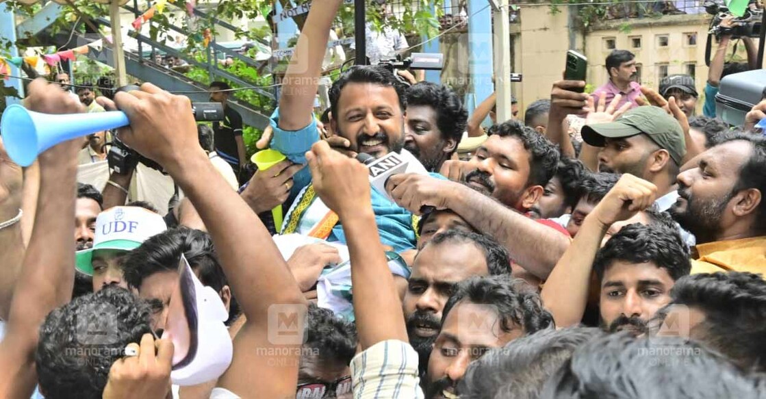 പാലക്കാട് നിയമസഭാ മണ്ഡലത്തിൽ നിന്നു  വിജയിച്ച യു ഡി എഫ് സ്ഥാനാർഥി രാഹുൽ മാങ്കൂട്ടത്തിൽ ഗവ.വിക്ടോറിയ കോളജിലെ വോട്ടെണ്ണൽ കേന്ദ്രത്തിലെത്തിയപ്പോൾ. ചിത്രം: വിബി ജോബ്/ മനോരമ