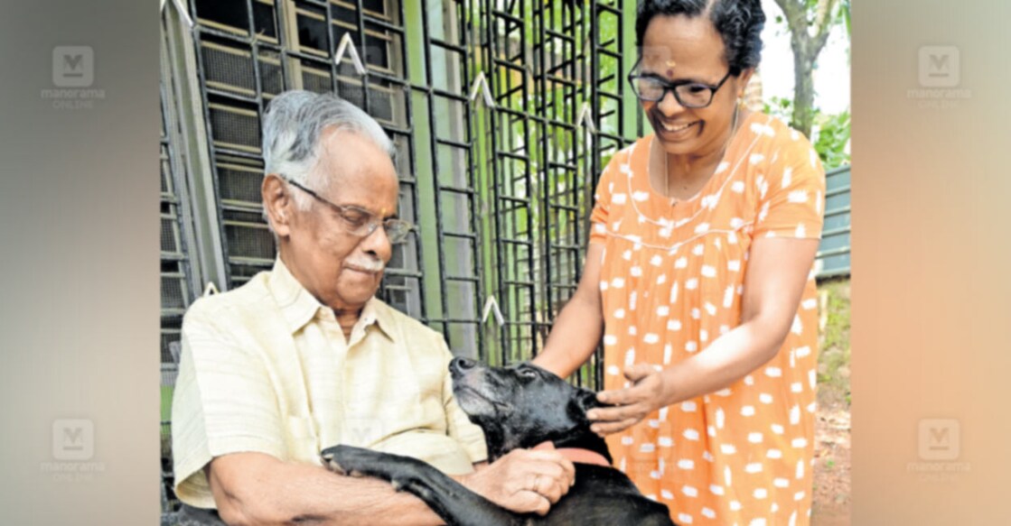 t-padmanabhan ടി.പത്മനാഭൻ കണ്ണൂർ പൊടിക്കുണ്ടിലെ വീട്ടിൽ കറുപ്പൻകുട്ടി എന്ന നായയോടൊപ്പം. സഹായി പത്മാവതി സമീപം. ചിത്രം: സമീർ എ.ഹമീദ് / മനോരമ