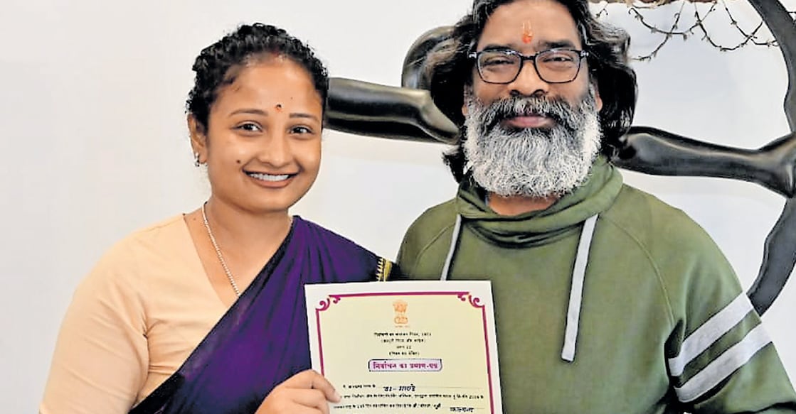 hement-soren ജാർഖണ്ഡ് നിയമസഭാ തിരഞ്ഞെടുപ്പിൽ വിജയിച്ച കൽപന സേറൻ തന്റെ വിജയ സർട്ടിഫിക്കറ്റുമായി ഹേമന്ത് സോറനൊപ്പം.
