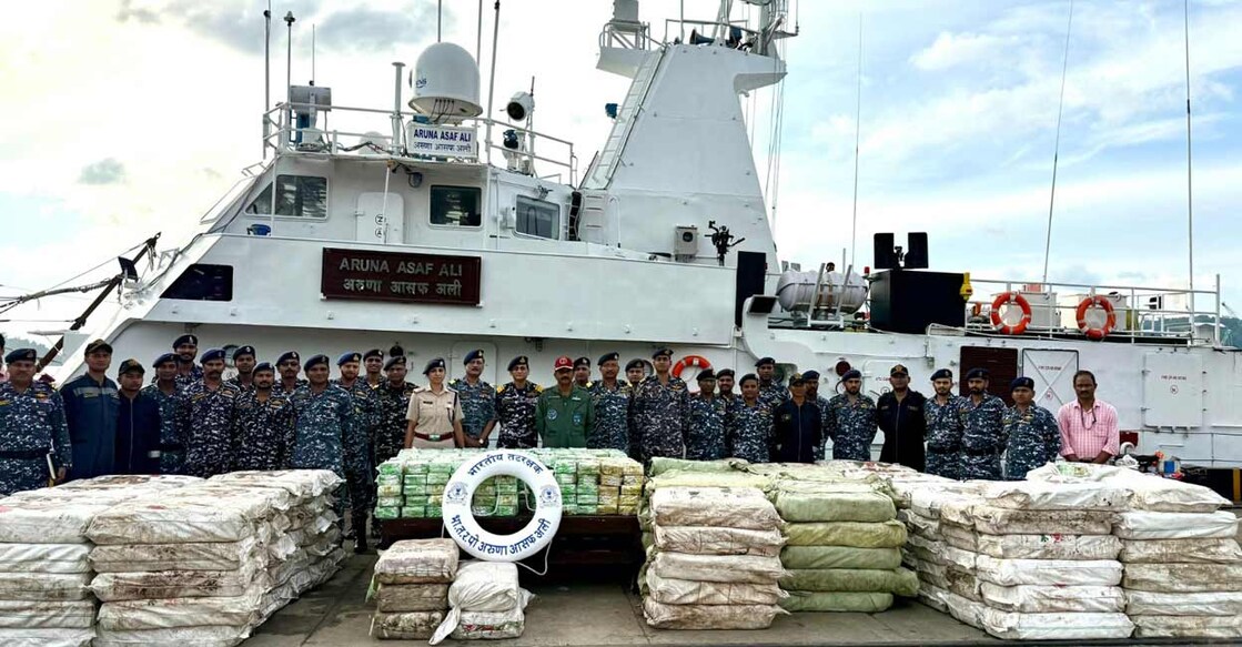 coast-gaurd-seized-drugs ആൻഡമാൻ കടലിൽ കോസ്റ്റ് ഗാർഡ് നടത്തിയ പരിശോധനയിൽ പിടികൂടിയ ലഹരി മരുന്ന് (Photo source: Indian Coast Guard)