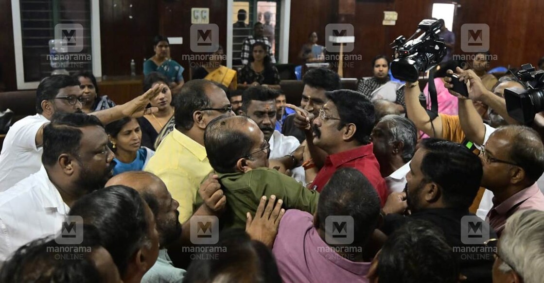 palakkad-muncipal-council പാലക്കാട് നഗരസഭാ യോഗത്തിൽ കൗൺസിലർമാർ തമ്മിലുണ്ടായ ഉന്തും തള്ളും. ചിത്രം: വിബി ജോബ്, മനോരമ
